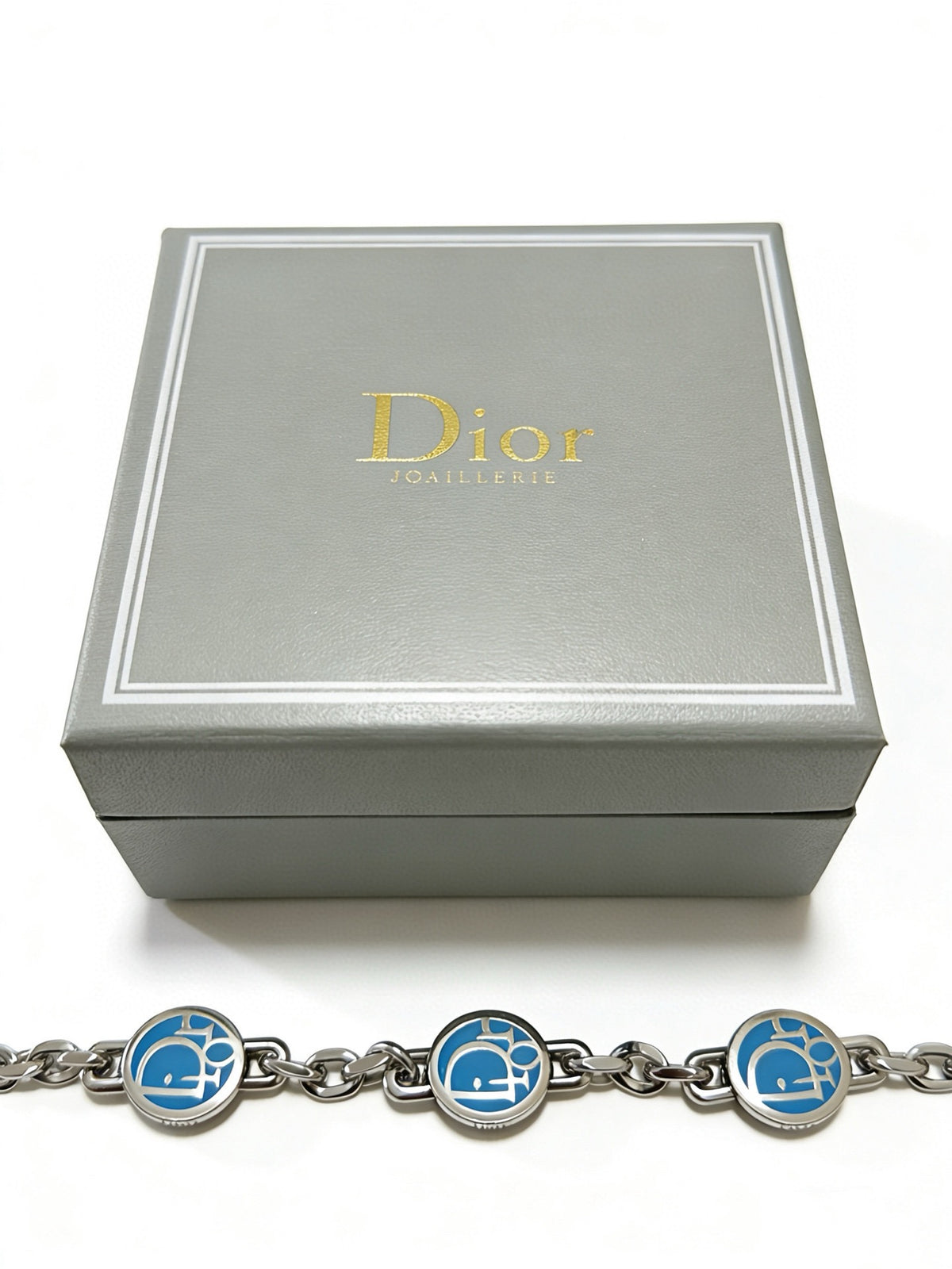 Star Motif Pendant Necklace in Silver-Tone with Chain Detail – Design 030 detail view