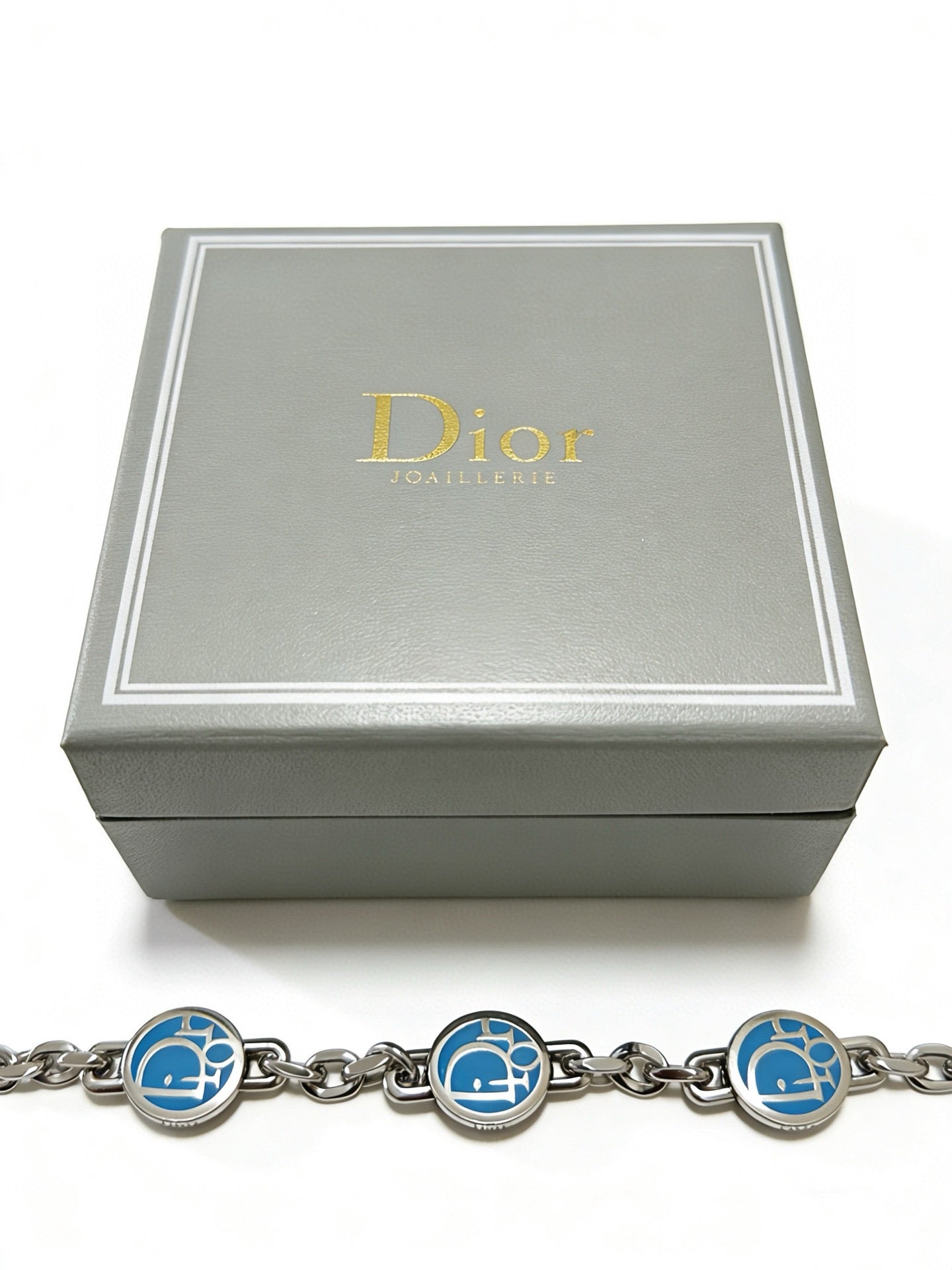 Star Motif Pendant Necklace in Silver-Tone with Chain Detail – Design 030 detail view