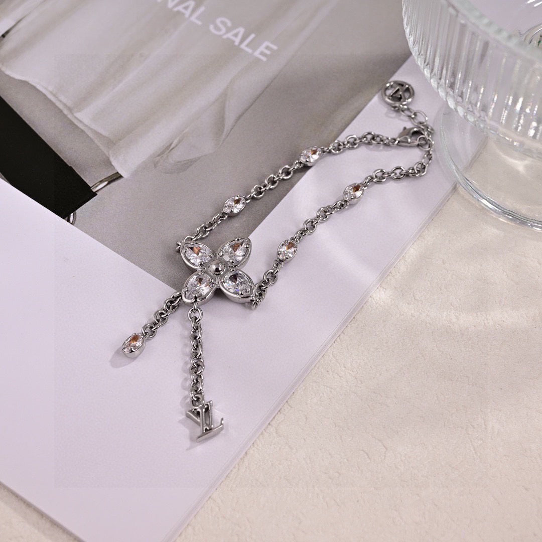 Clover Bracelet in Polished Metal-Tone – Clover Detail – Design 002 front product view