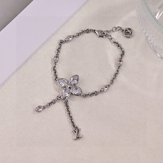 Clover Bracelet in Polished Metal-Tone – Clover Detail – Design 002 main product view