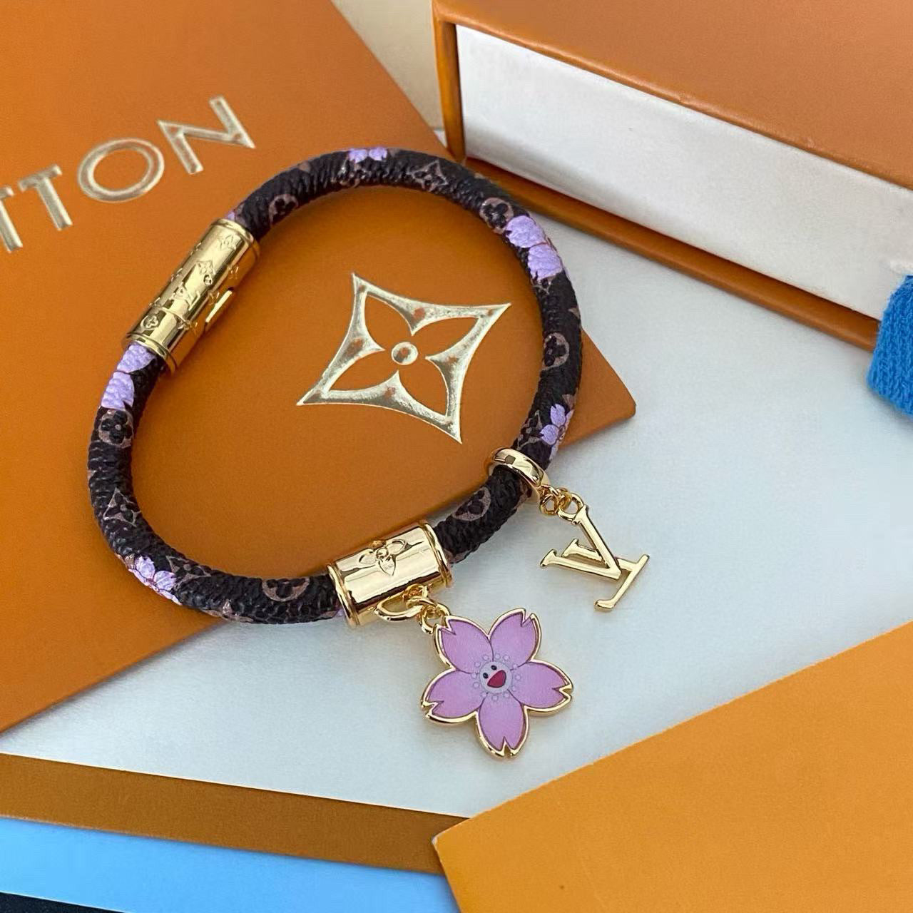 Geometric Emblem Bangle in Gold-Tone – Leather Detail – Design 010 close-up detail