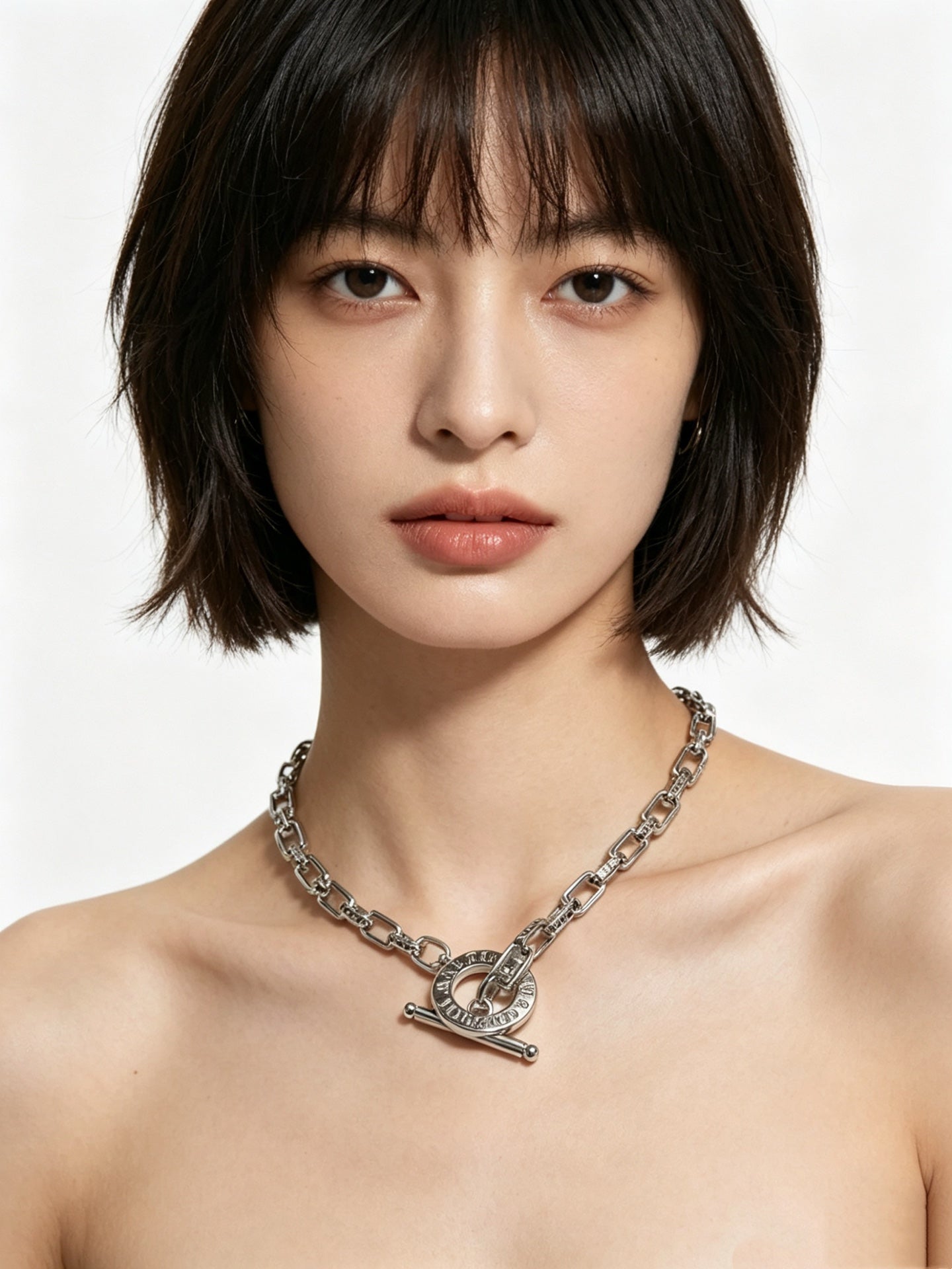 Signature Motif Pendant Necklace in Silver-Tone – Vintage Detail – Design 55 close-up detail