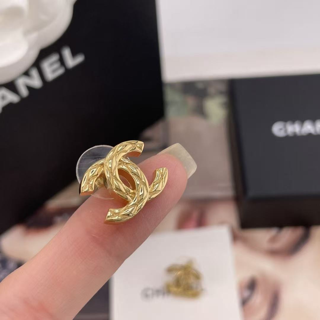 Double-C Emblem Stud Earrings in Gold-Tone – Design 042 close-up detail