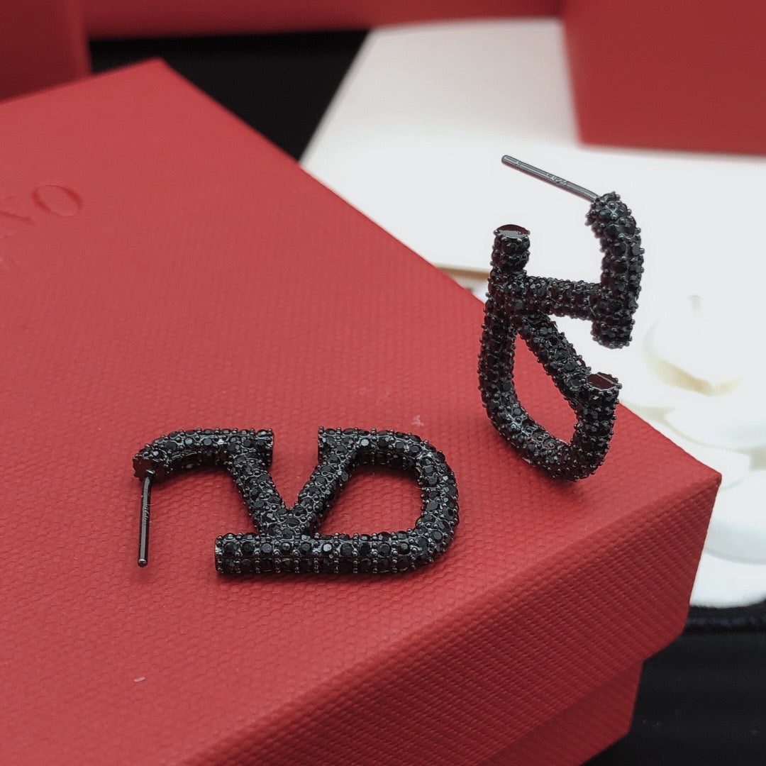 V Emblem Jewelry Accessory – Black styled detail