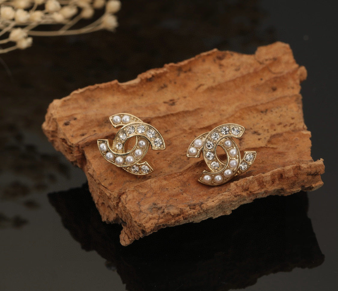 Double-C Emblem Stud Earrings in Polished Metal-Tone – Design 025 close-up detail