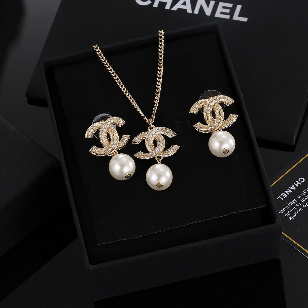 Double-C Emblem Pearl-Detail Pendant Necklace – Pearl Detail – Design 027 detail view