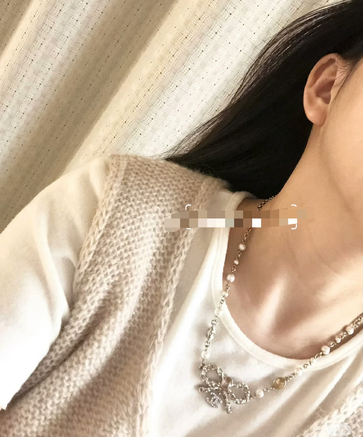 Bow Pearl-Detail Pendant Necklace – Pearl Detail – Design 002 detail view