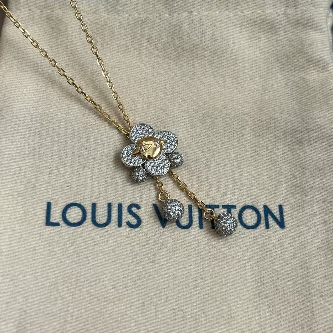Sunflower Pendant Necklace in Polished Metal-Tone – Sunflower Detail – Design 003 close-up detail