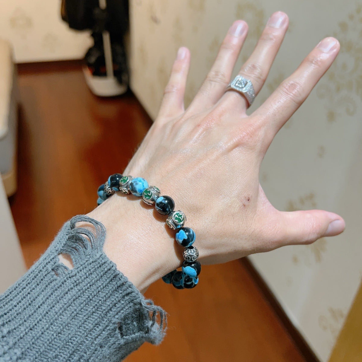 Double-G Emblem Beaded Bracelet in Polished Metal-Tone – Agate Detail – Design 029 detail view