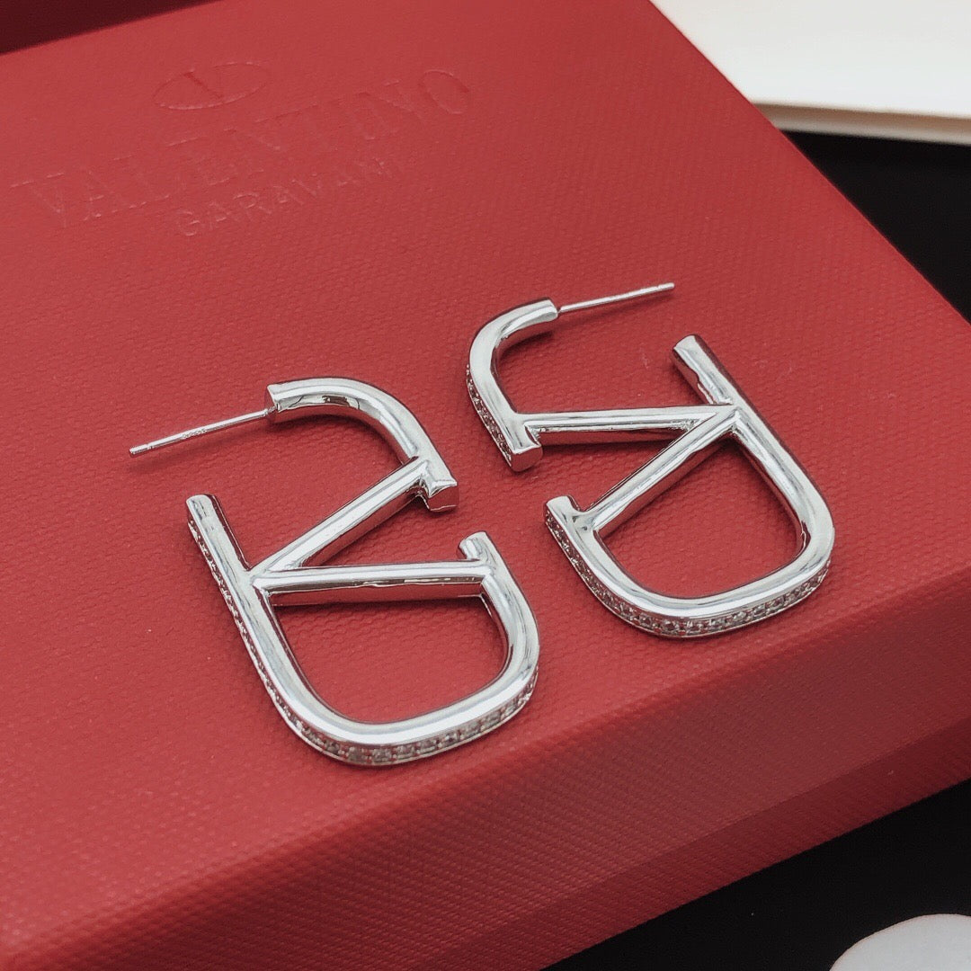 V Emblem Crystal-Accent Stud Earrings – Purple – Design 06 detail view