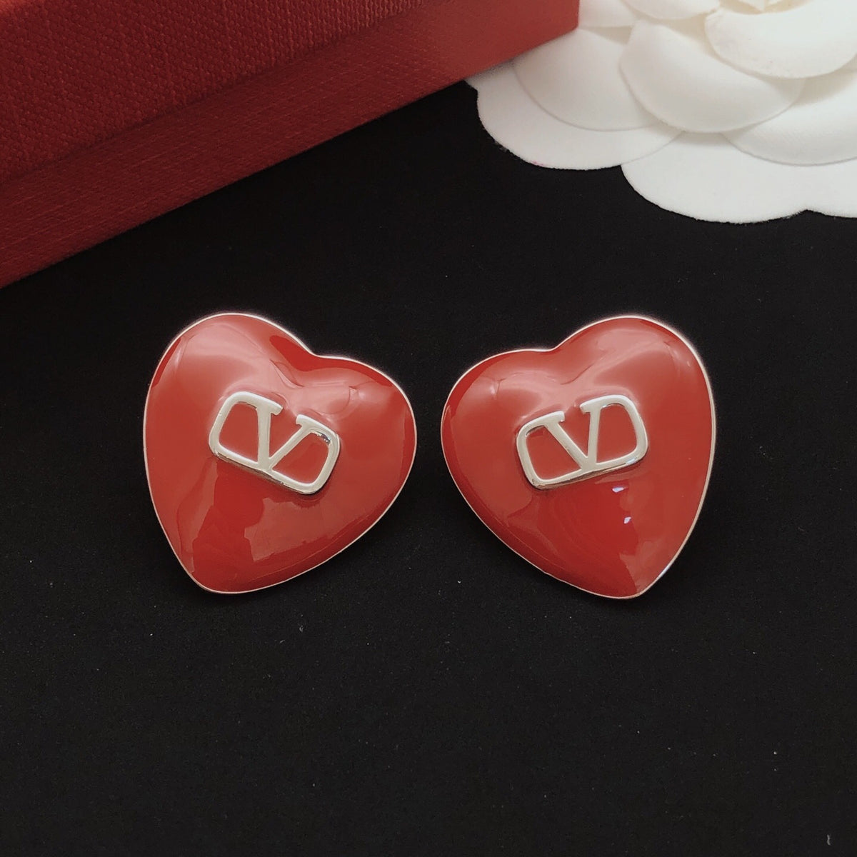 Heart Stud Earrings in Gold-Tone – Red – Design 03 side detail
