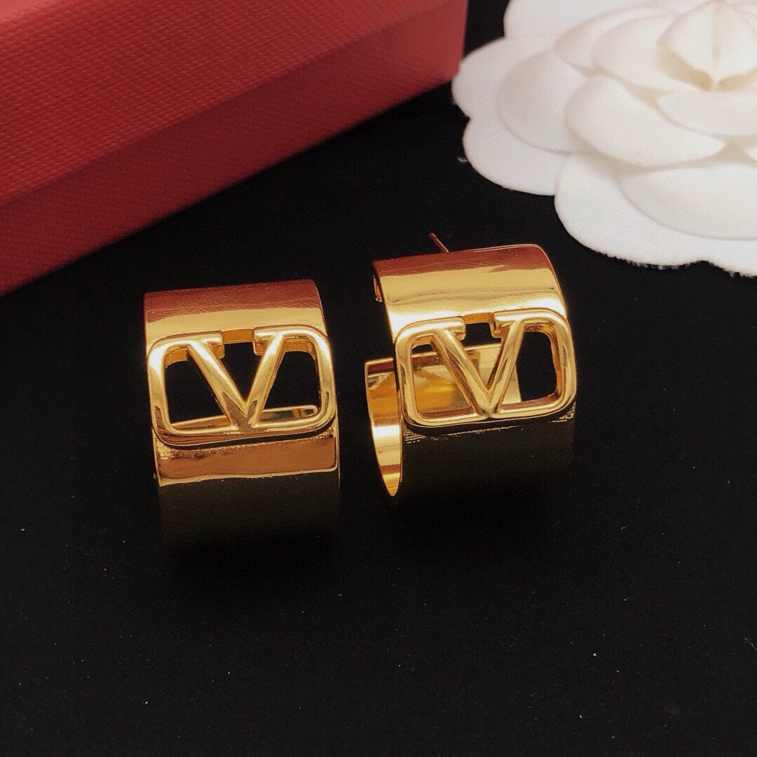 Round Statement Earrings in Gold-Tone – Design 01 close-up view