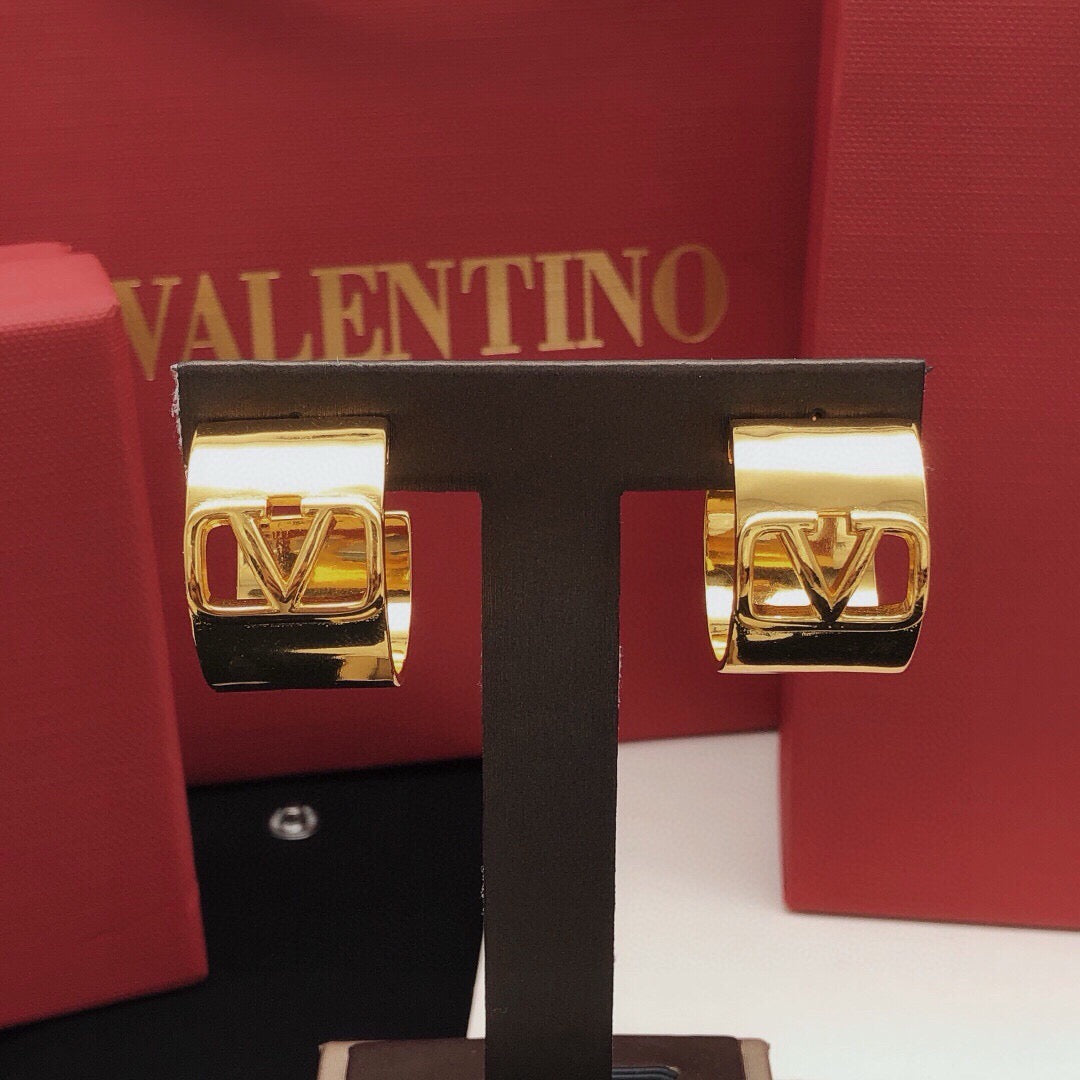 Round Statement Earrings in Gold-Tone – Design 02 styled detail