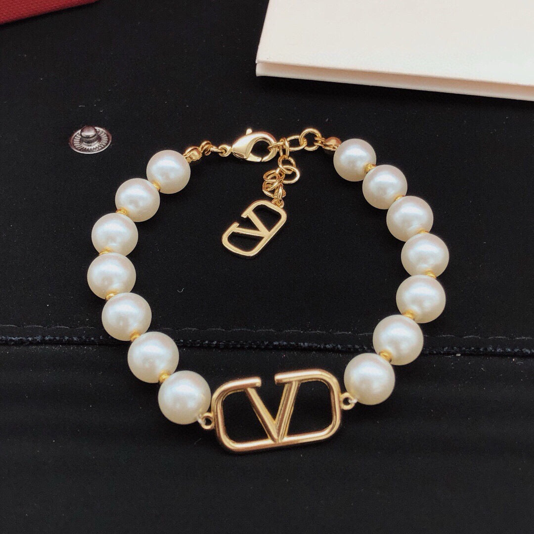 Signature Emblem Bracelet in Gold-Tone – Design 09 side detail