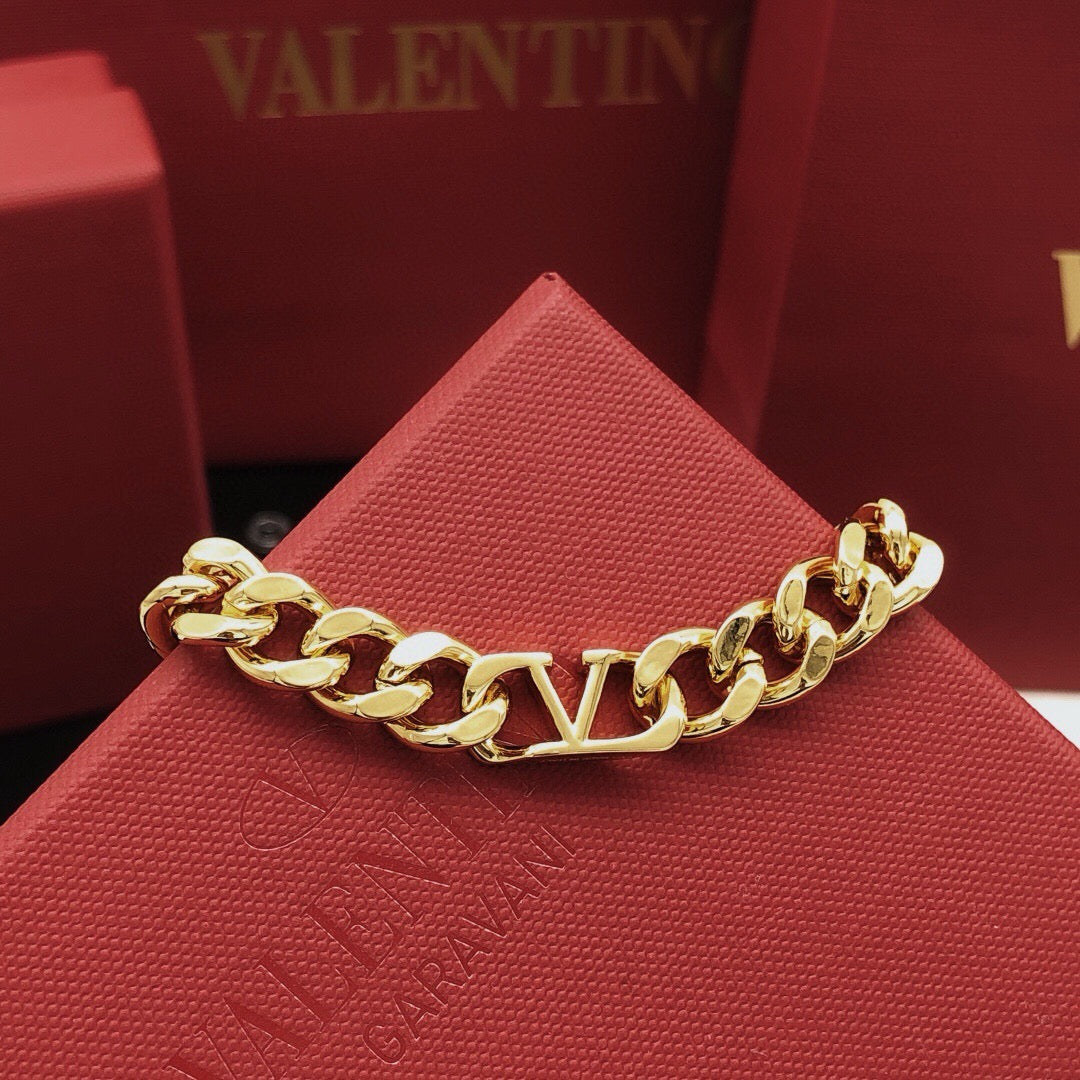 V Emblem Bracelet in Gold-Tone – Design 01 detail view