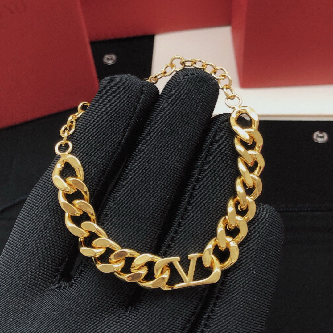 V Emblem Bracelet in Gold-Tone – Design 03 side detail