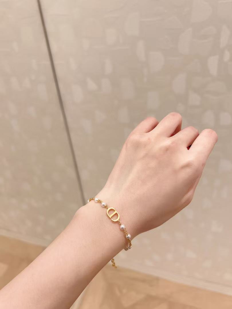 Pearl-Style Motif Statement Bracelet in Polished Metal-Tone with Pearl-Style Detail – Design 011 detail view