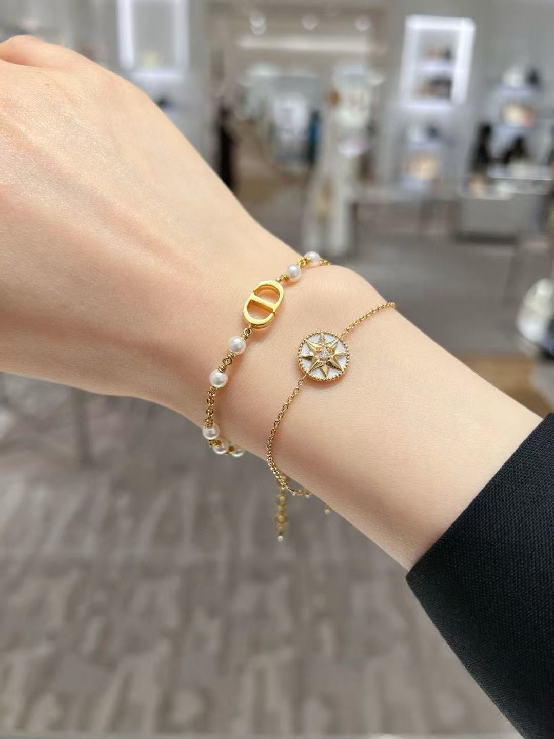 Pearl-Style Motif Statement Bracelet in Polished Metal-Tone with Pearl-Style Detail – Design 002 close-up detail