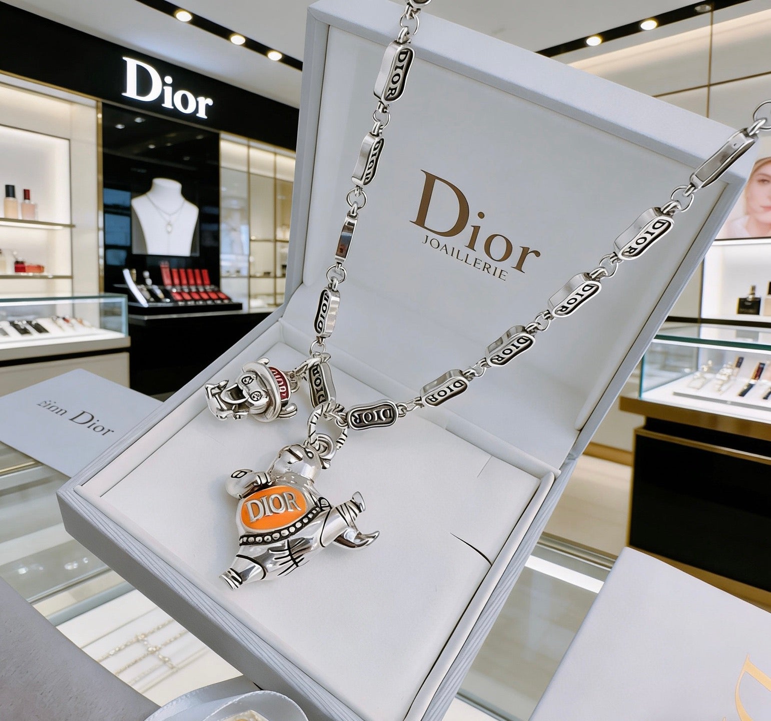 Star Motif Pendant Necklace in Silver-Tone with Chain Detail – Design 035 detail view