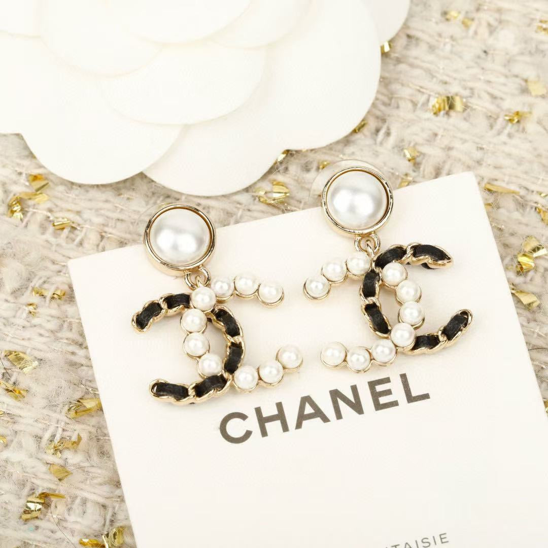 Signature Emblem Crystal-Accent Stud Earrings – Red Detail close-up detail