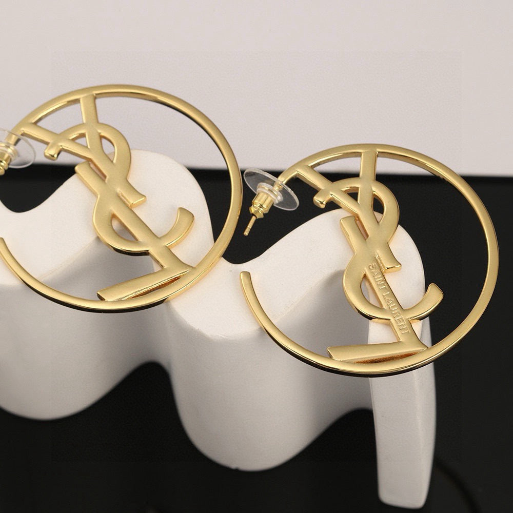 Geometric Emblem Brooch in Gold-Tone – Design 002 close-up detail
