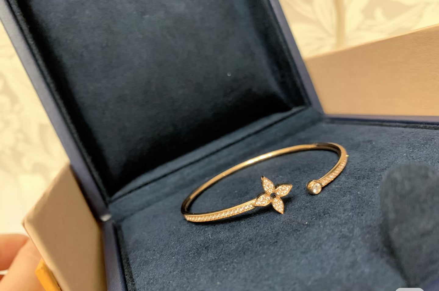 Clover Bangle in Polished Metal-Tone – Clover Detail – Design 021 close-up detail