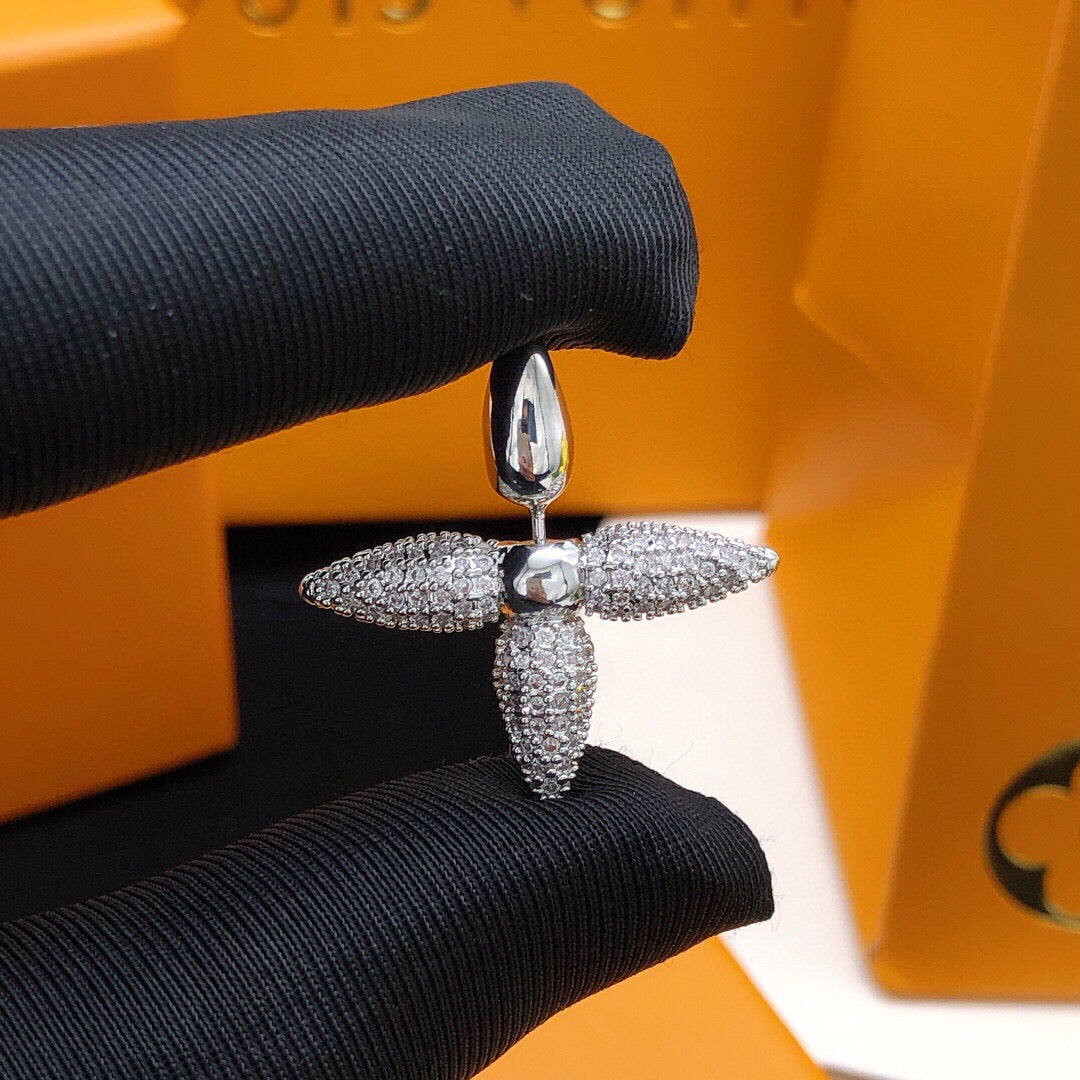 Star Stud Earrings in Silver-Tone – Silver Detail – Design 004 close-up detail