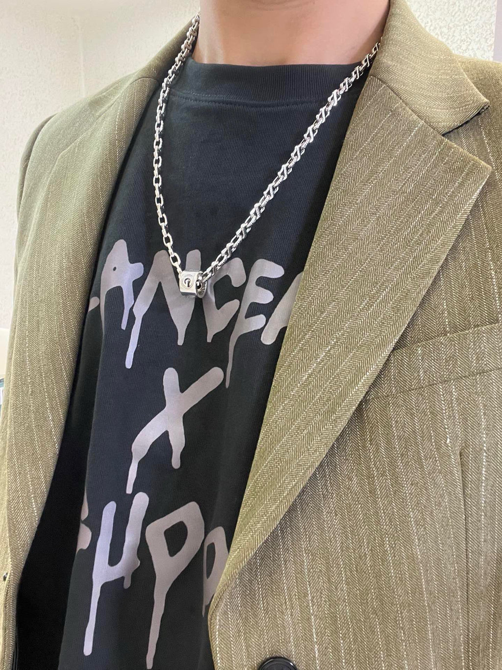 Double-G Emblem Pendant Necklace in Polished Metal-Tone – Vintage Detail – Design 025 detail view