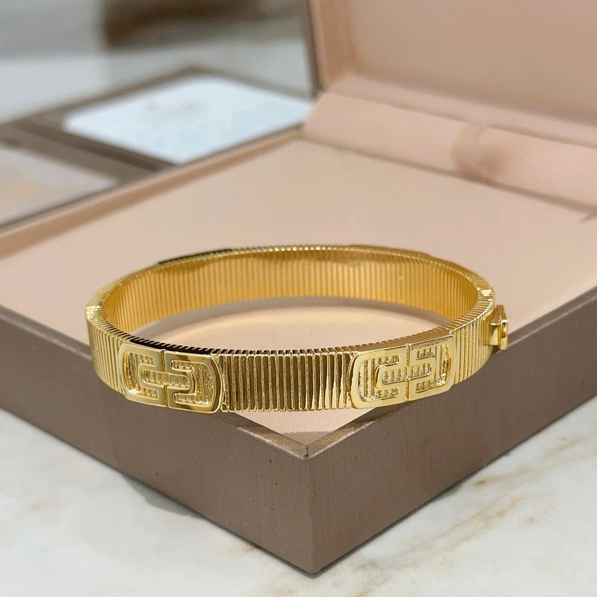 Serpentine Bangle in Polished Metal-Tone – Serpentine Detail – Design 009 detail view