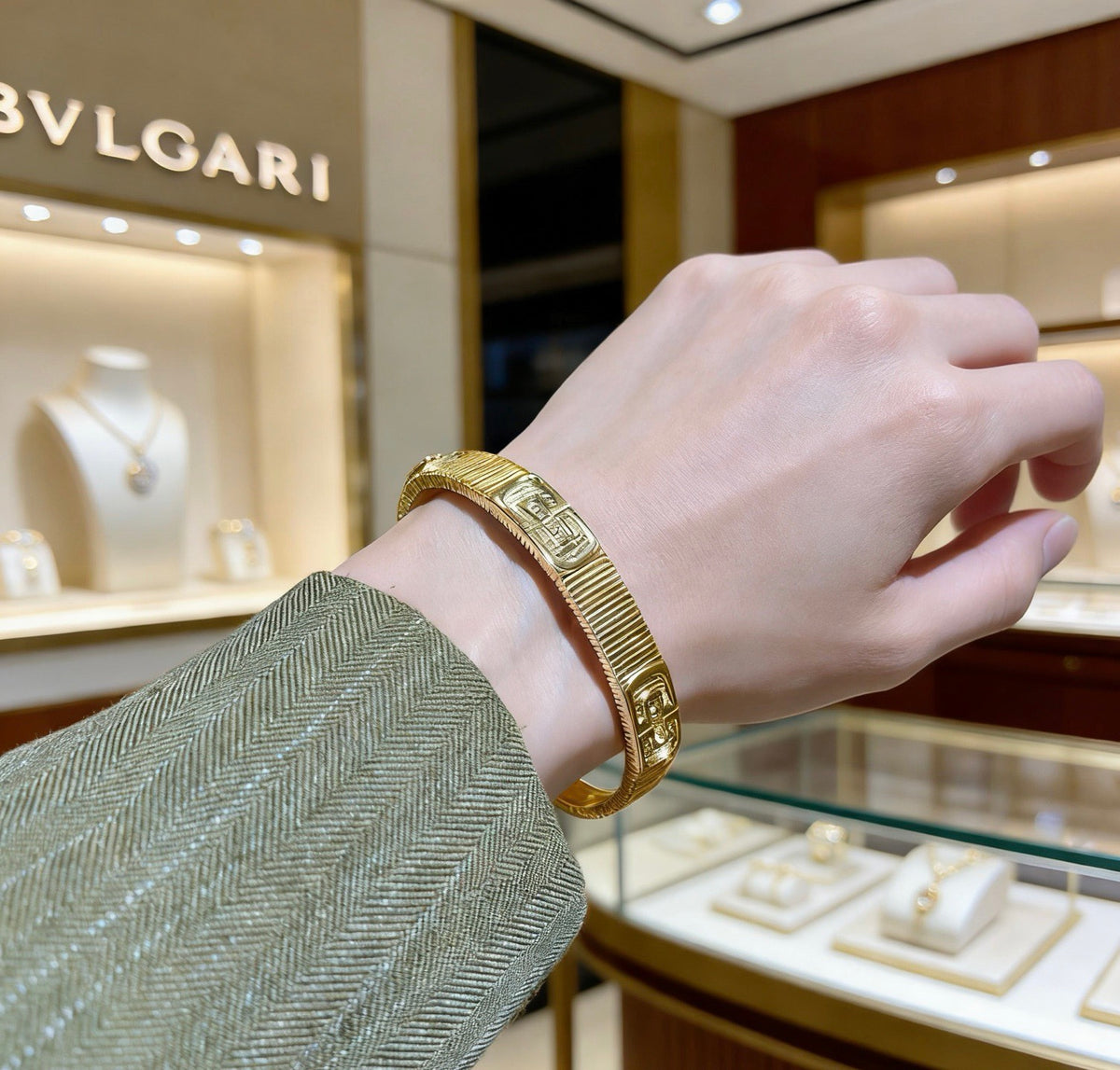 Serpentine Bangle in Polished Metal-Tone – Serpentine Detail – Design 009 styled product view