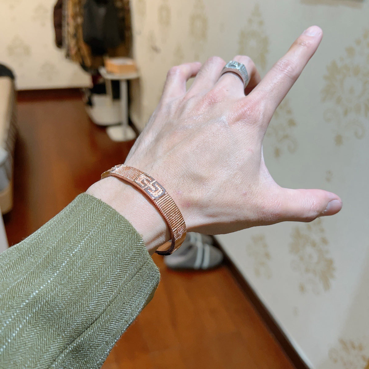 Serpentine Bangle in Polished Metal-Tone – Serpentine Detail – Design 005 detail view