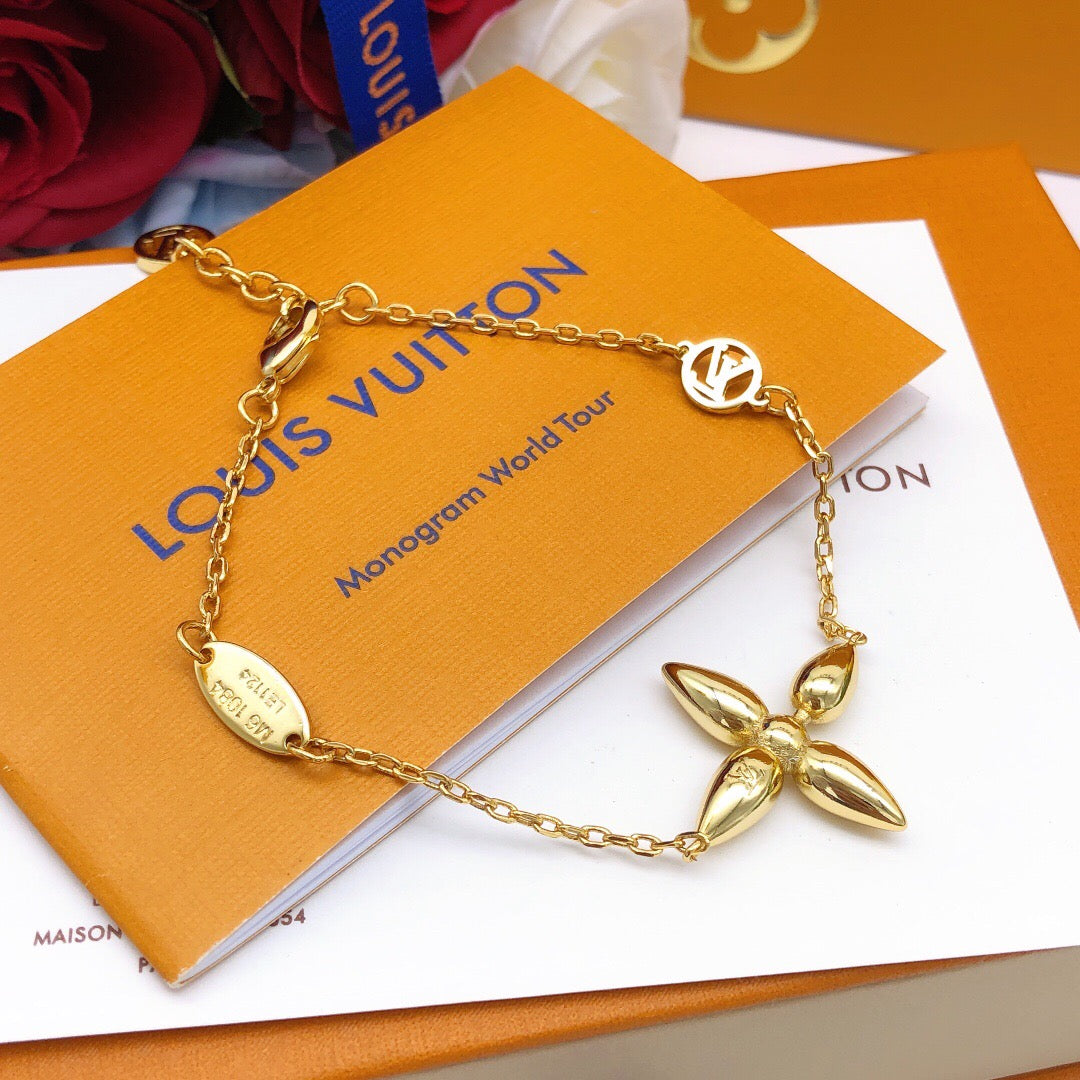 Geometric Emblem Bracelet in Gold-Tone – Design 039 close-up detail