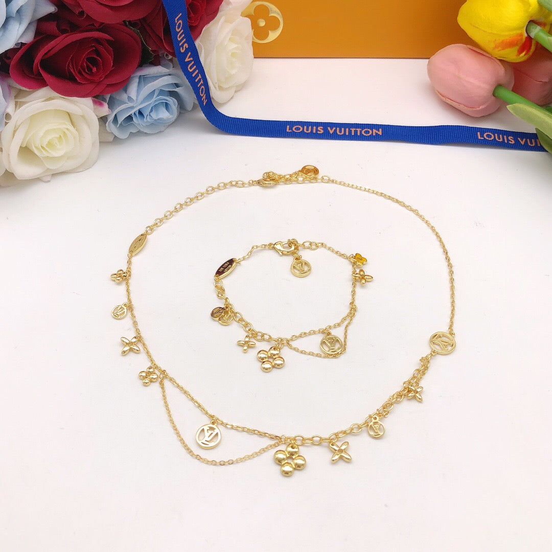 Floral Bracelet in Gold-Tone – Design 007 close-up detail