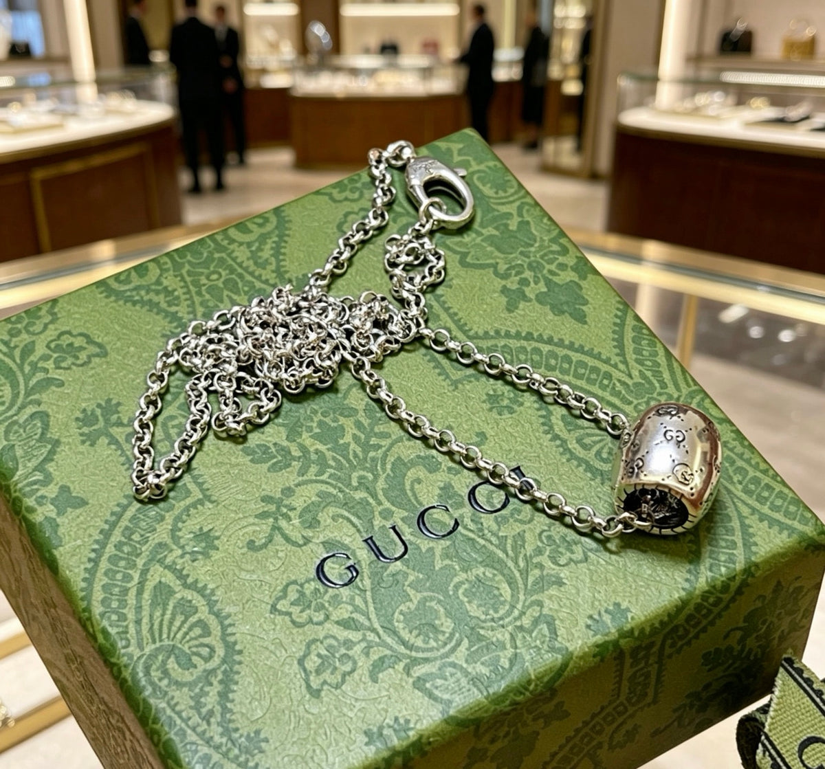 Double-G Emblem Pendant Necklace in Silver-Tone – Vintage Detail – Design 008 close-up detail