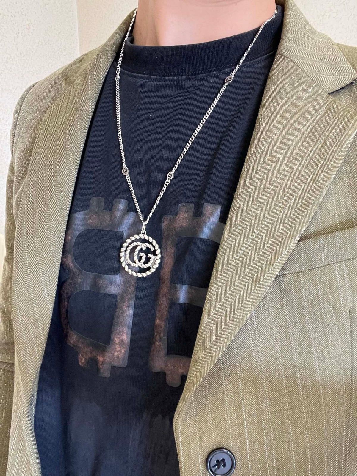Double-G Emblem Pendant Necklace in Silver-Tone – Vintage Detail – Design 019 side detail