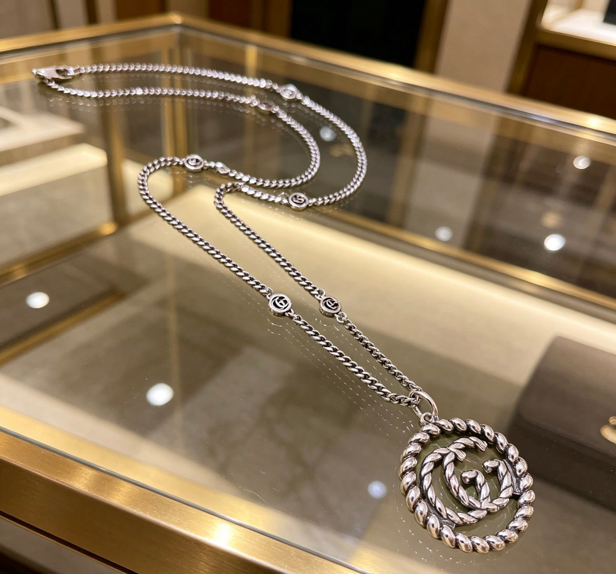 Double-G Emblem Pendant Necklace in Silver-Tone – Vintage Detail – Design 015 detail view