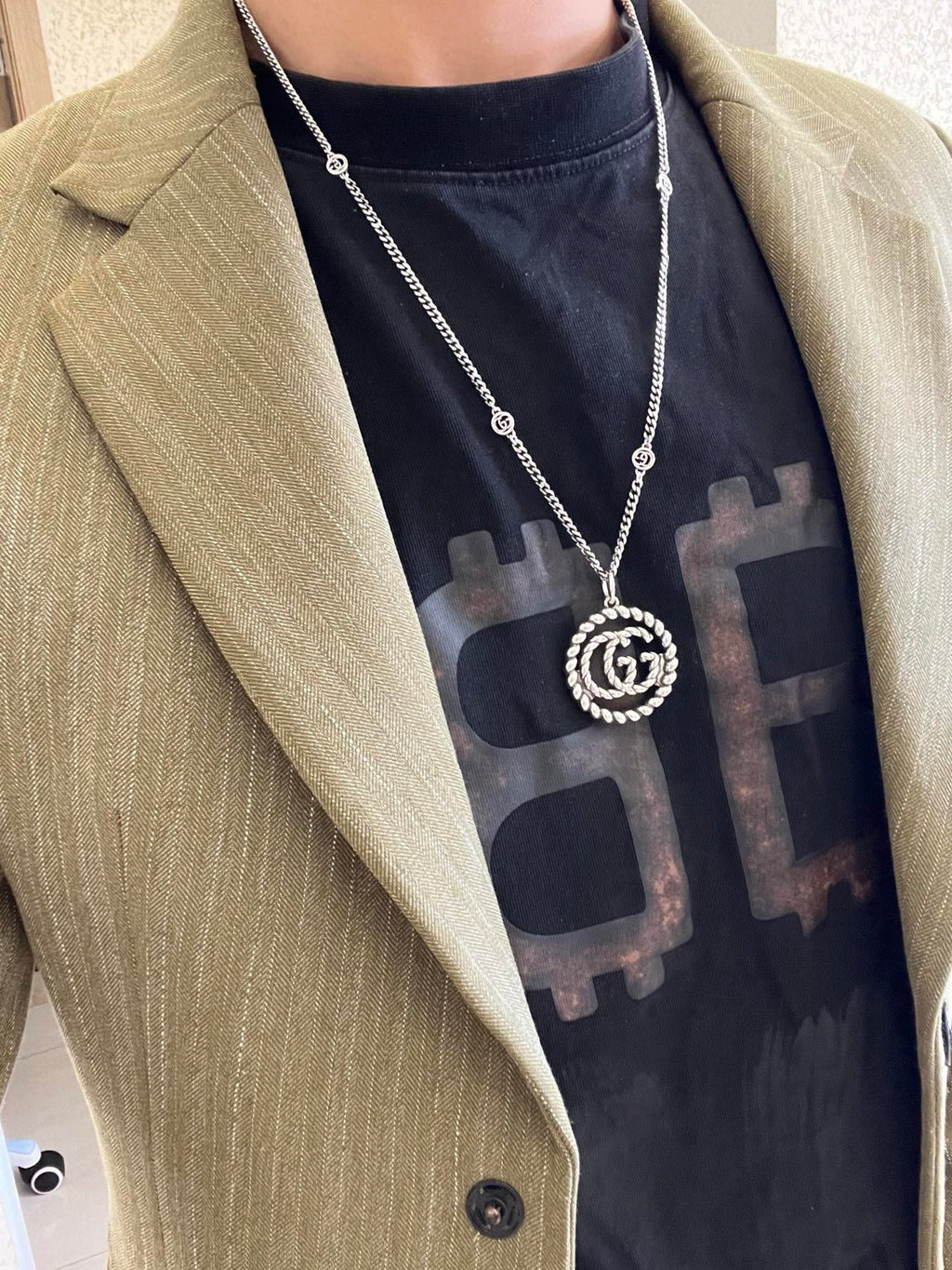 Double-G Emblem Pendant Necklace in Silver-Tone – Vintage Detail – Design 019 detail view