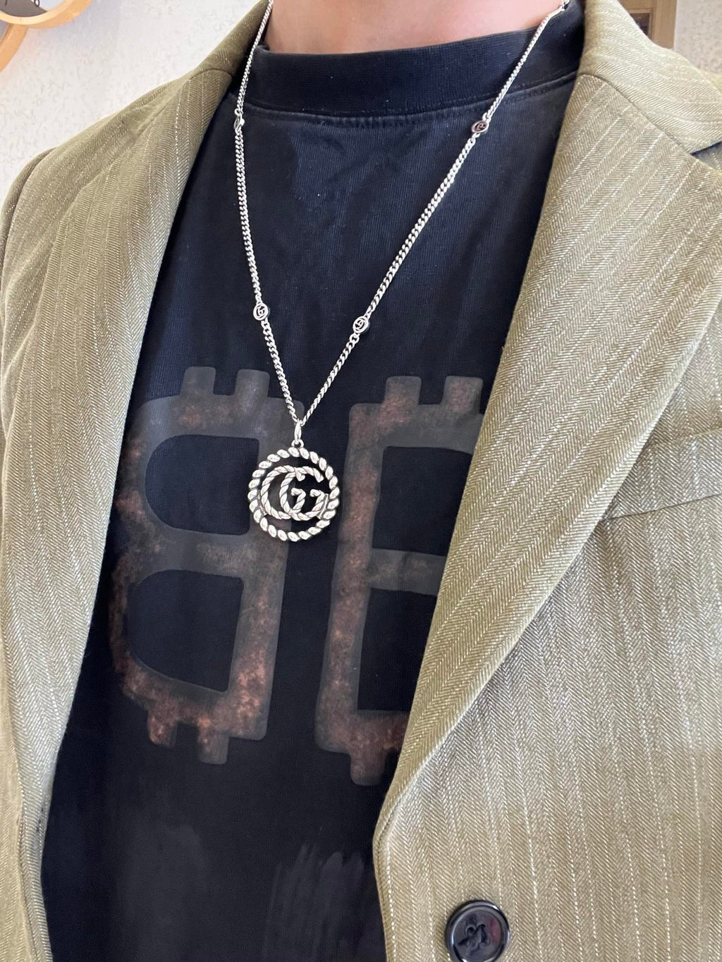 Double-G Emblem Pendant Necklace in Silver-Tone – Vintage Detail – Design 015 main product view