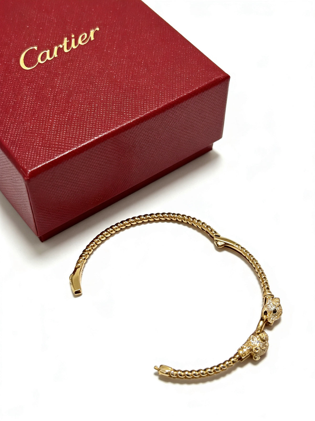 Sculptural Statement Bracelet in Gold-Tone – Design 40 close-up detail