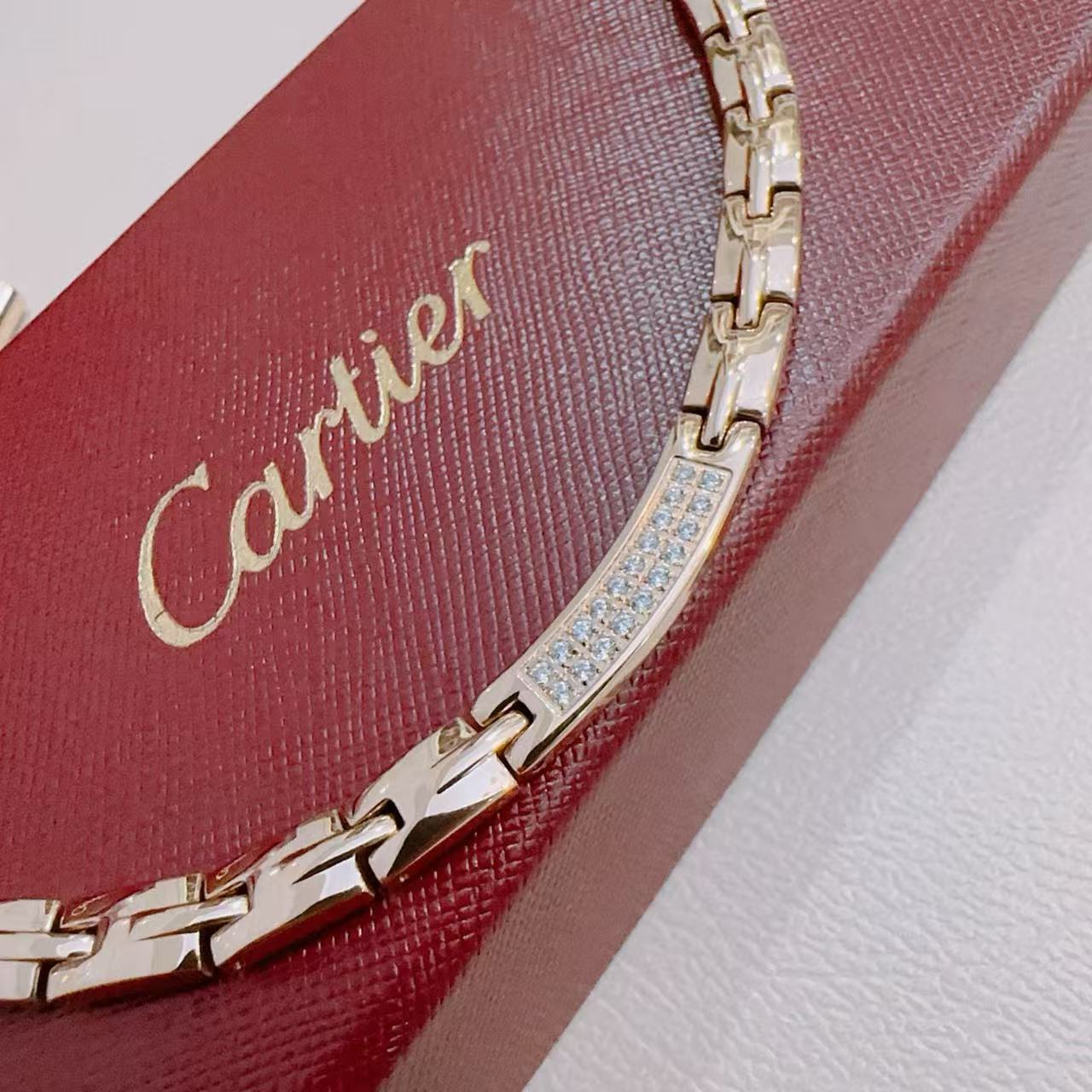 Sculptural Pendant Necklace in Gold-Tone – Design 02 close-up detail
