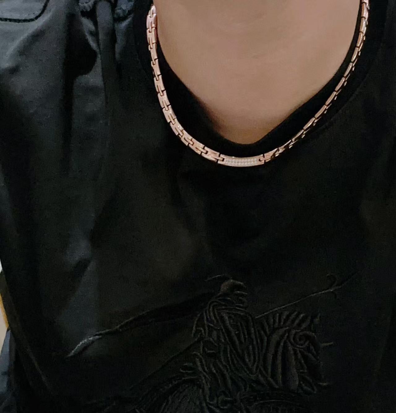 Sculptural Pendant Necklace in Gold-Tone – Design 02 side detail