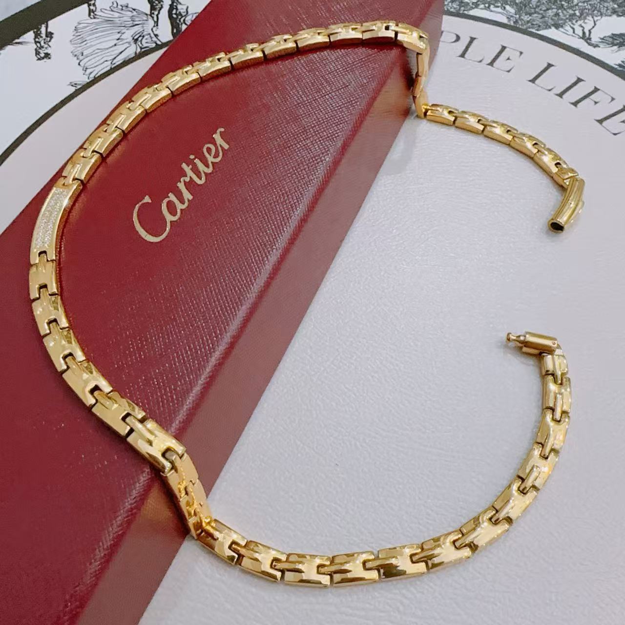 Sculptural Pendant Necklace in Gold-Tone – Design 01 close-up detail