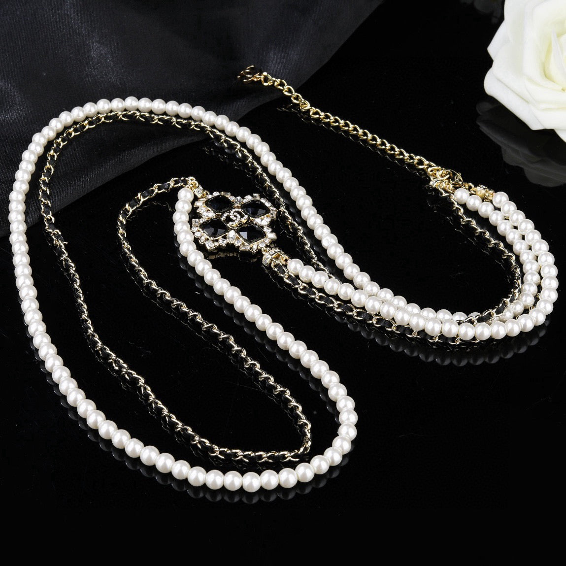 Pearl Pearl-Detail Pendant Necklace – Pearl Detail – Design 020 side detail