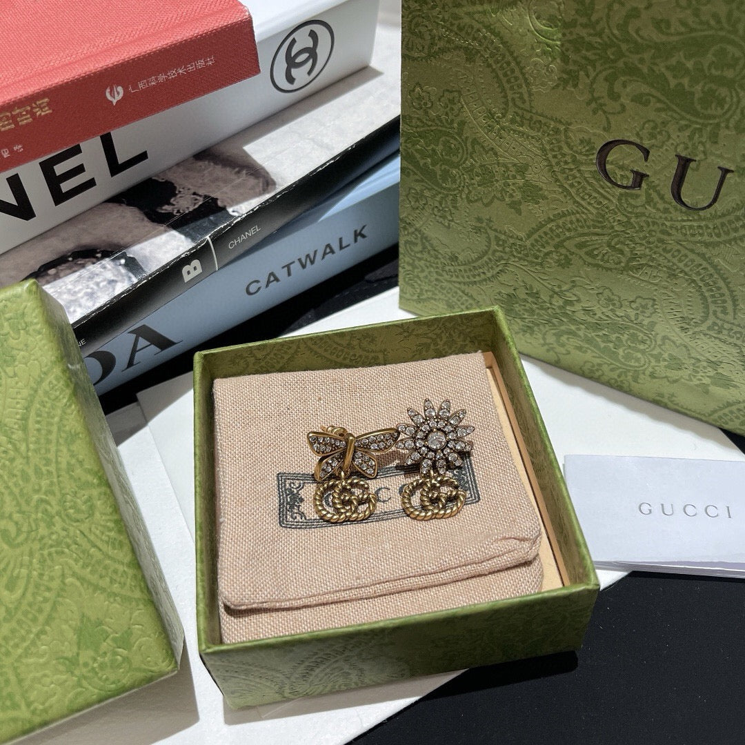 Double-G Emblem Stud Earrings in Polished Metal-Tone – Design 006 detail view