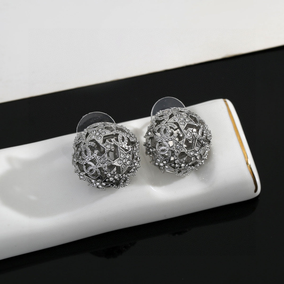 Star Stud Earrings in Gold-Tone – Star Detail – Design 003 detail view