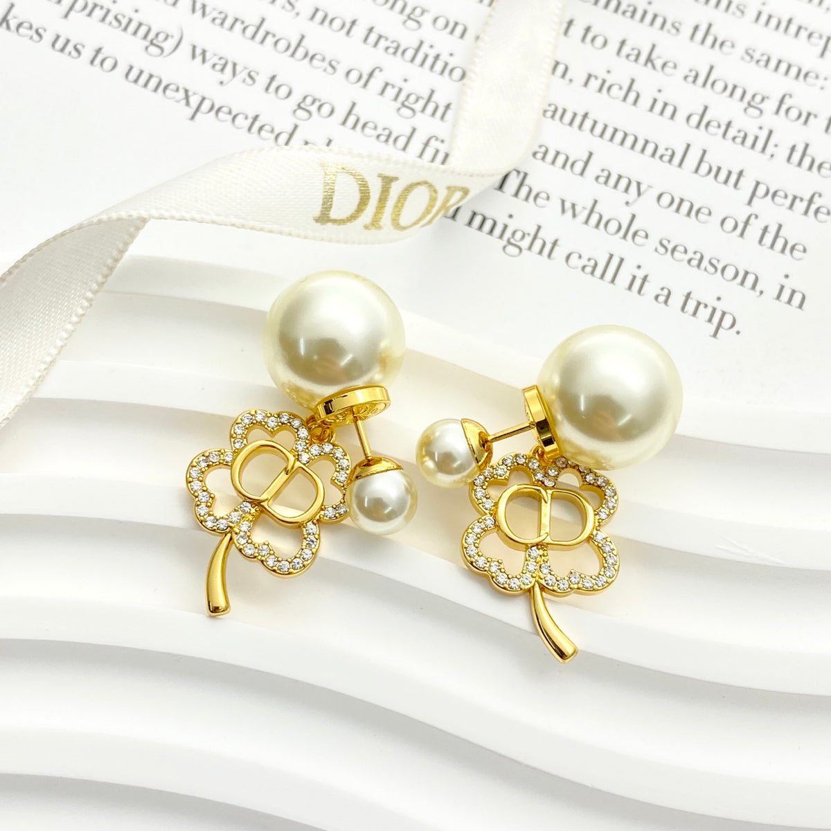 Pearl-Style Motif Stud Earrings in Gold-Tone with Pearl-Style Detail – Design 003 detail view