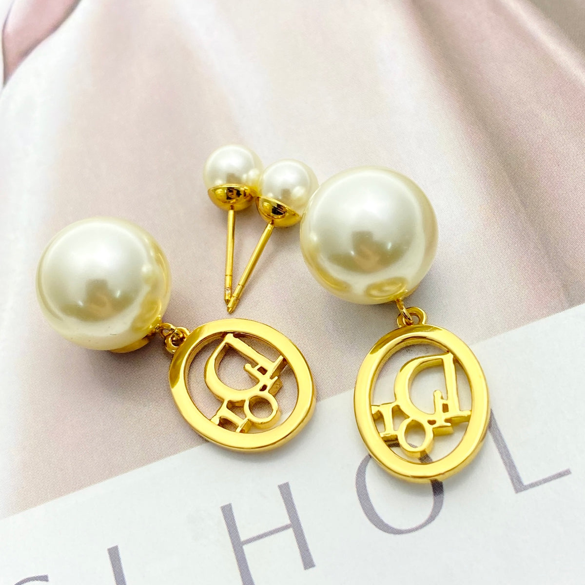 Pearl-Style Motif Stud Earrings in Gold-Tone with Pearl-Style Detail – Design 004 detail view