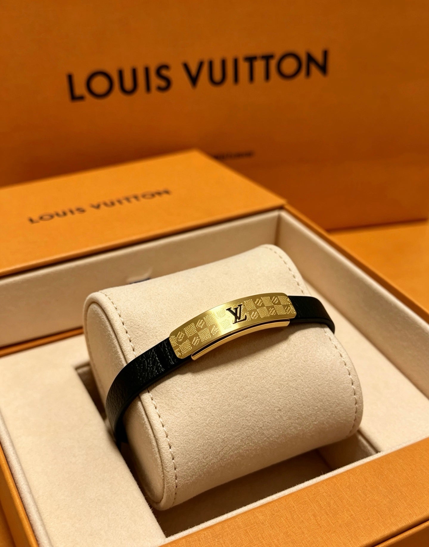 Chain Bangle in Silver-Tone – Blue Detail styled product view