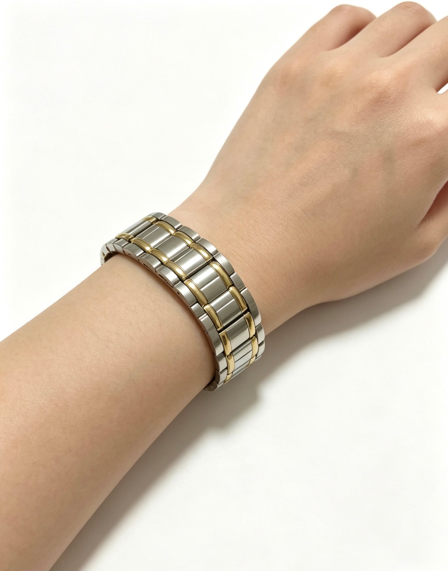 Sculptural Statement Bracelet in Gold-Tone – Design 34 close-up detail