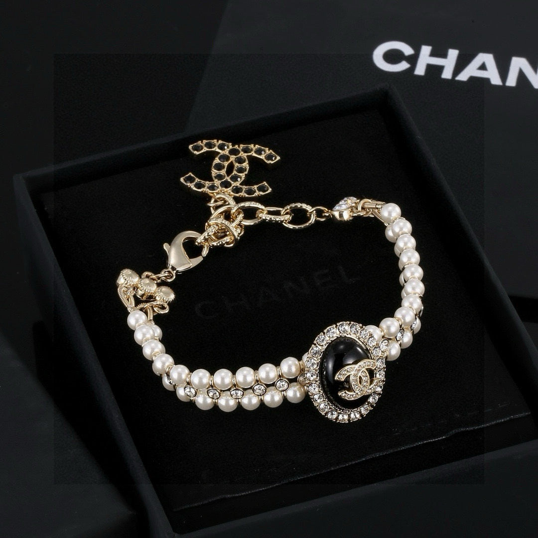 Pearl Bracelet in Polished Metal-Tone – Pearl Detail – Design 002 close-up detail